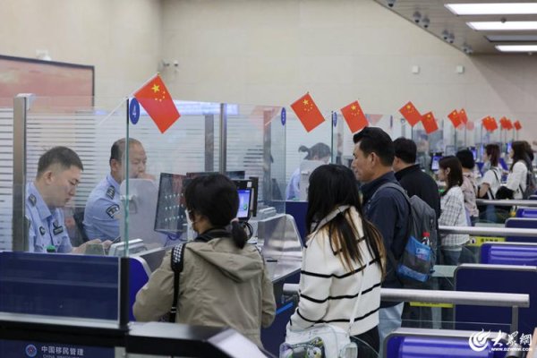 哈福配资 假期临近，青岛机场口岸迎来“双向奔赴”客流高潮